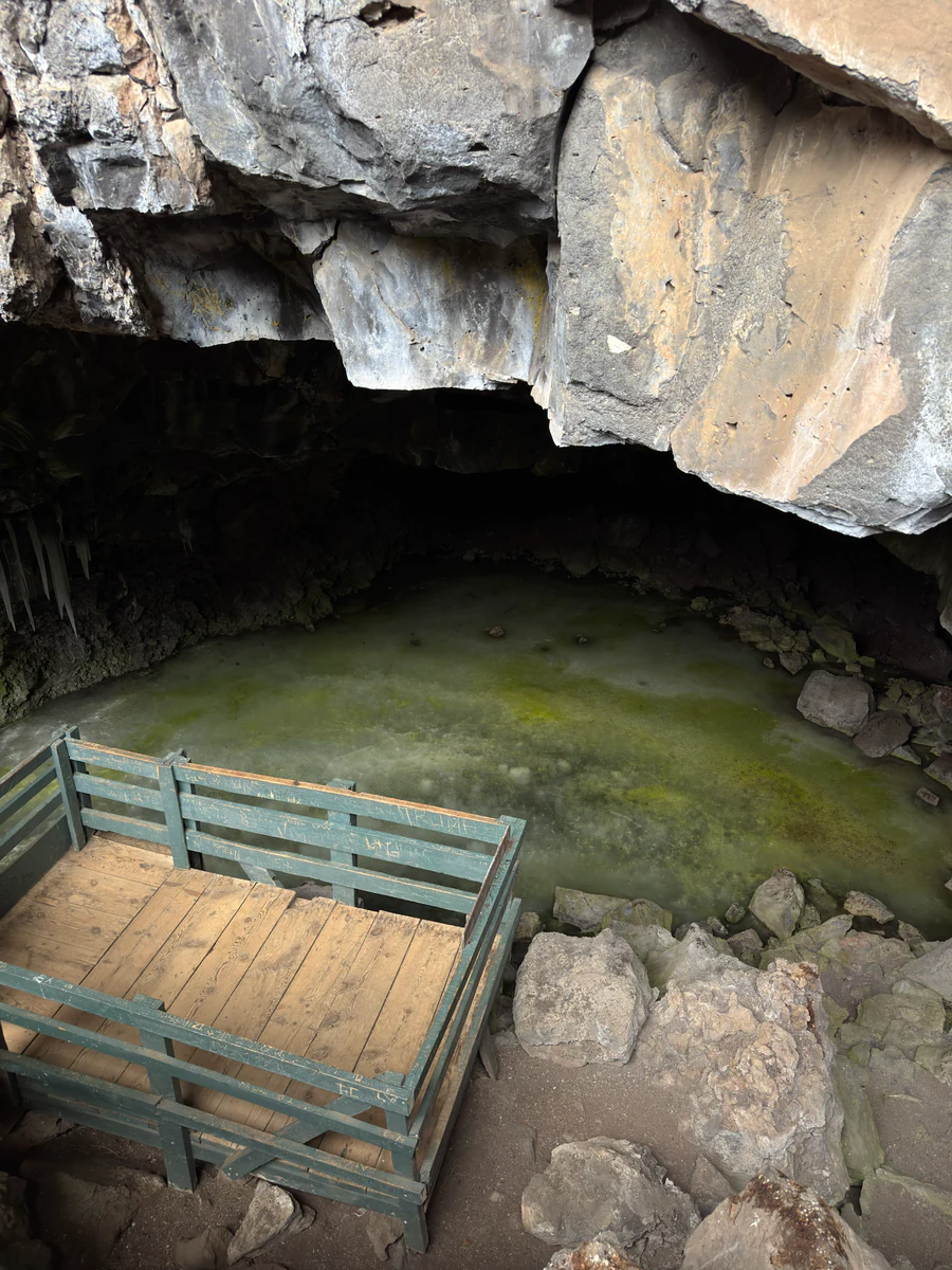 Aussichtsplattform und Eisfläche in der Ice Cave bei Bandera