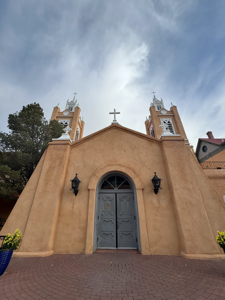 Fassade und Eingang der Kirche San Felipe de Neri in Albuquerque Old Town