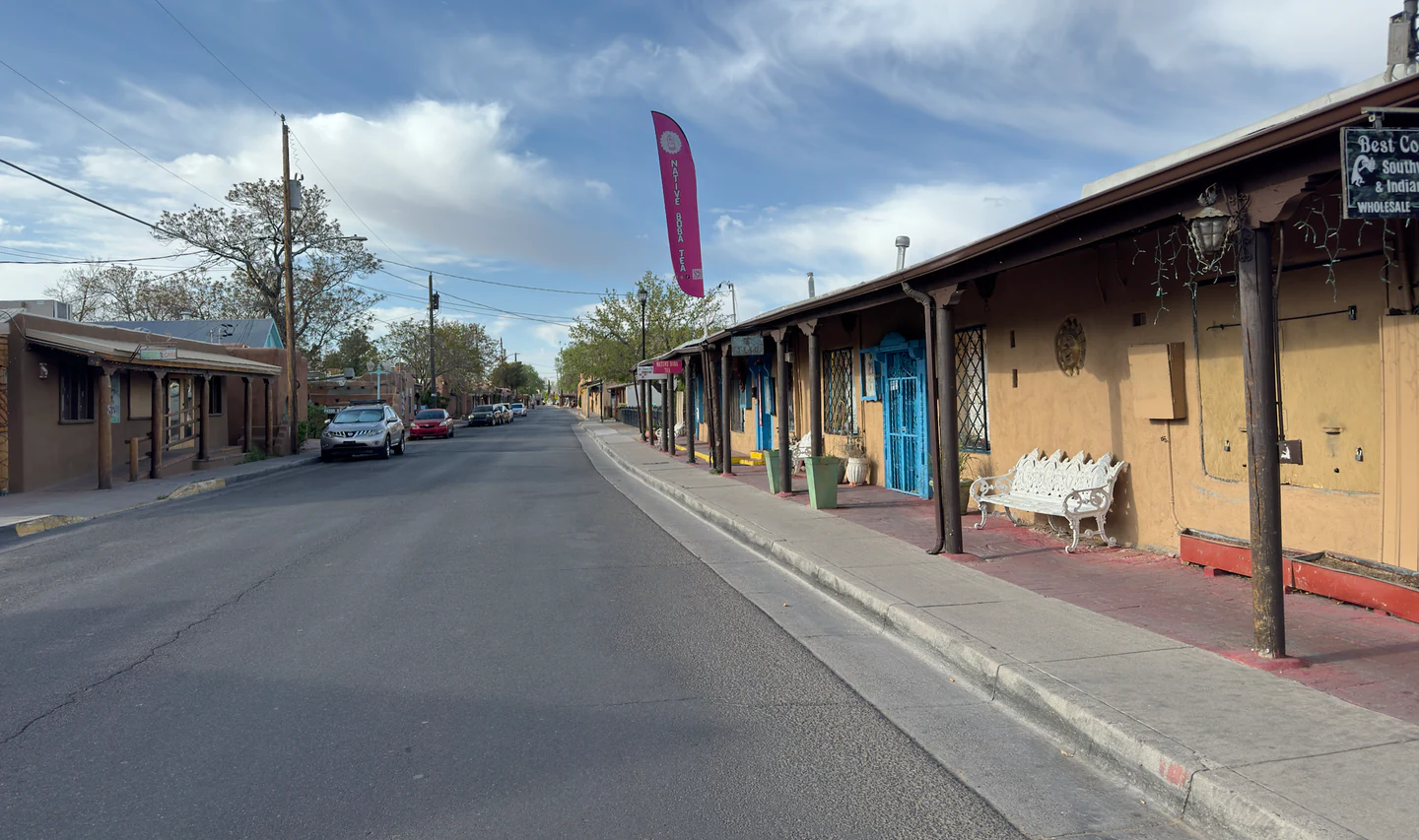 Geschlossene Geschäfte und Adobe-Fassaden in Albuquerque Old Town