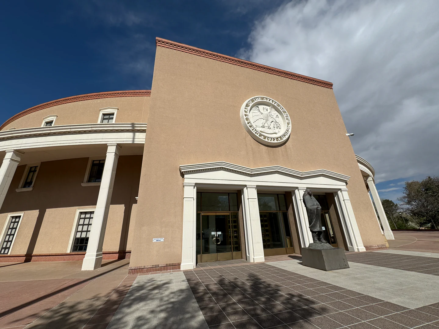 Eingang und Fassade des New Mexico State Capitol in Santa Fe