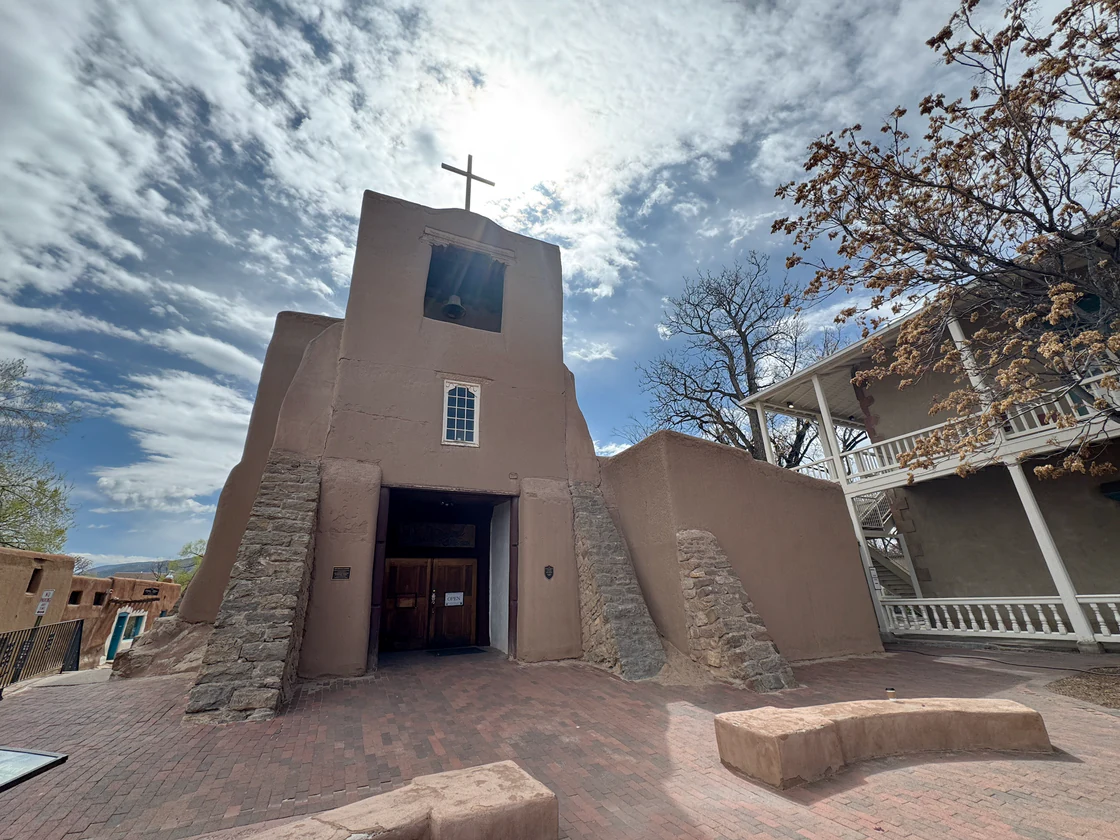 Adobe-Fassade mit Glockenturm der San Miguel Church in Santa Fe