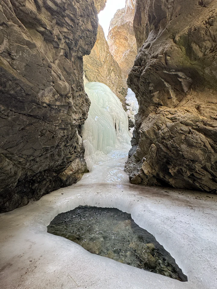 Gefrorener Wasserfall und Eis in der engen Schlucht der Zapata Falls im Frühjahr 2025