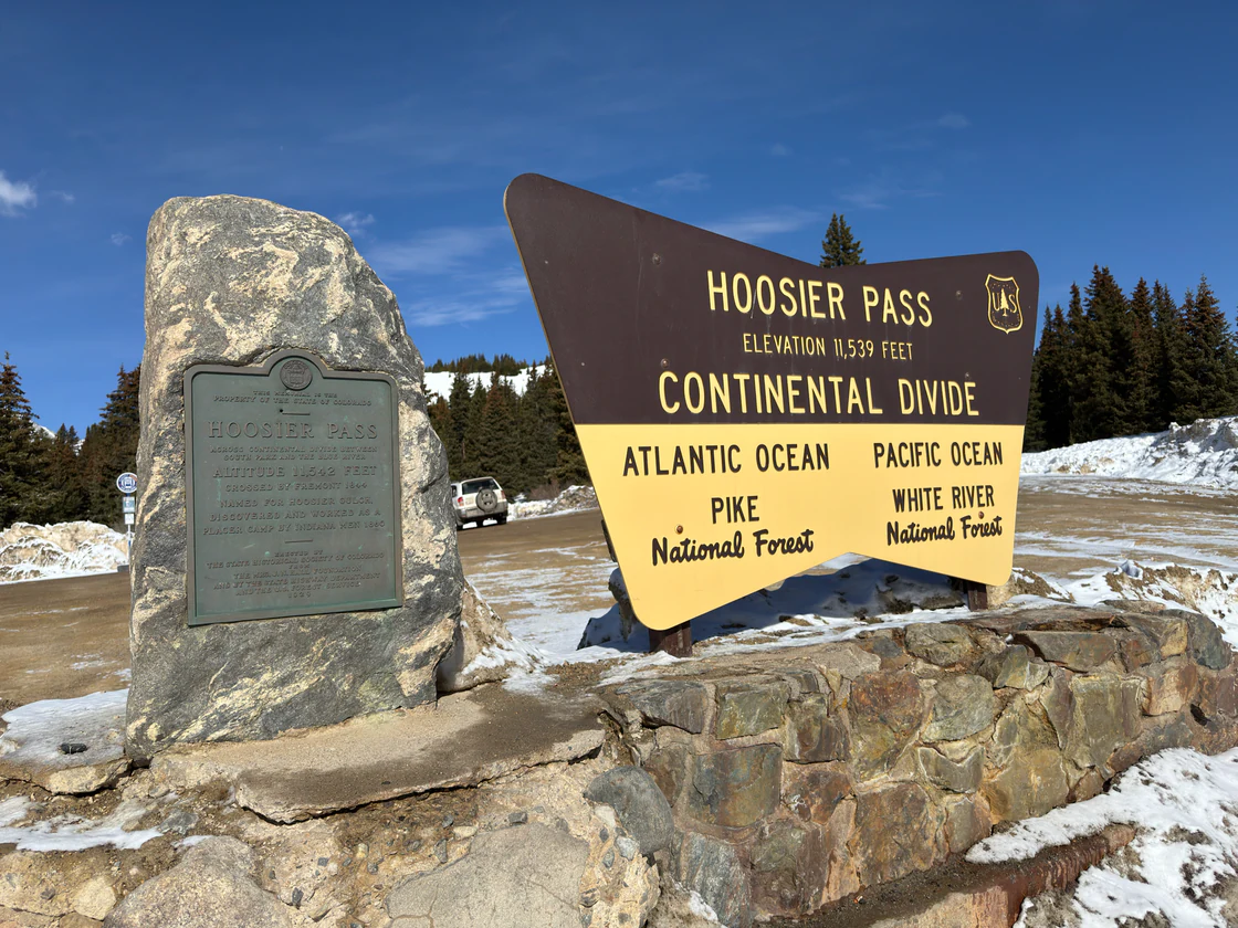 Hoosier-Pass-Schild zur Continental Divide mit Schnee am Straßenrand