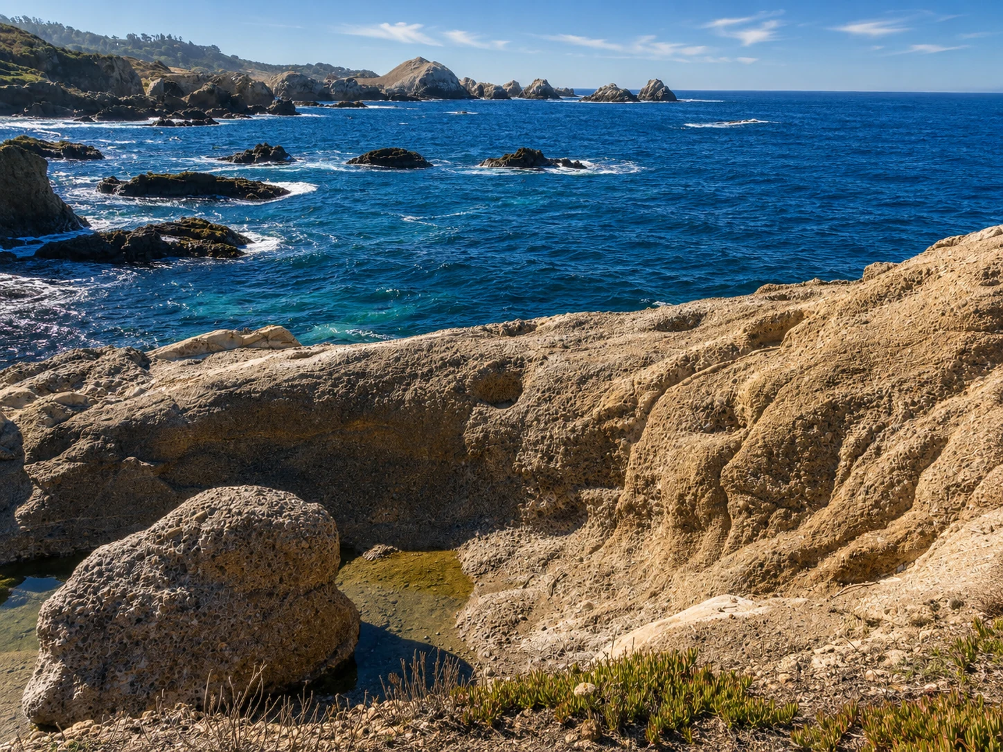 Geformte Küstenfelsen und Gezeitentümpel im Point Lobos State Natural Reserve