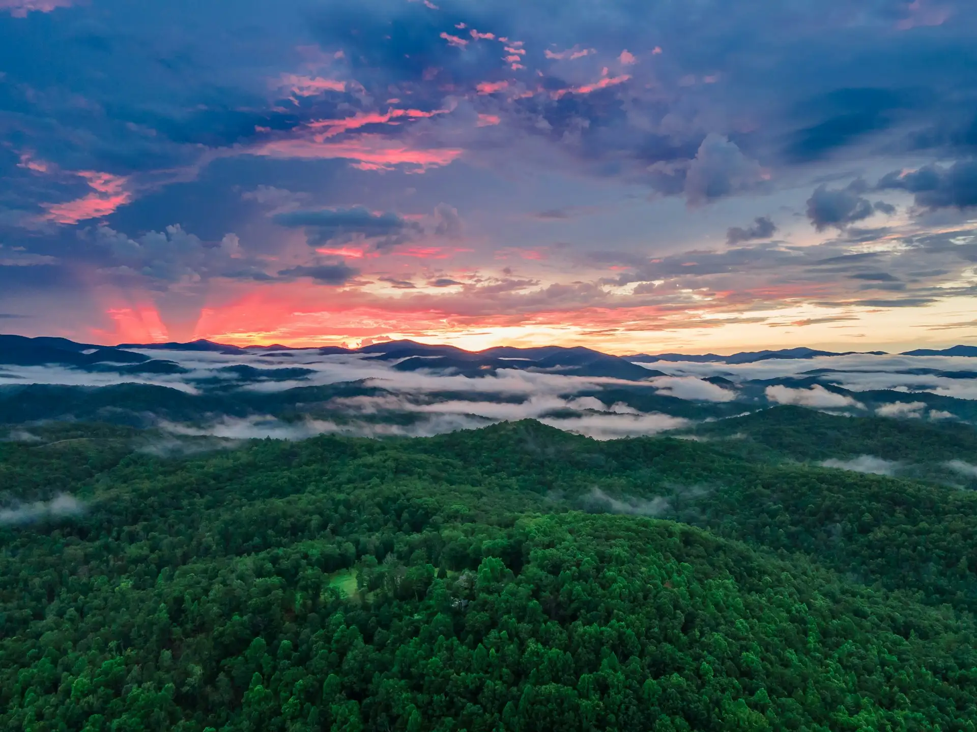 Bewaldete Blue Ridge Mountains als Region mehrerer Georgia State Parks