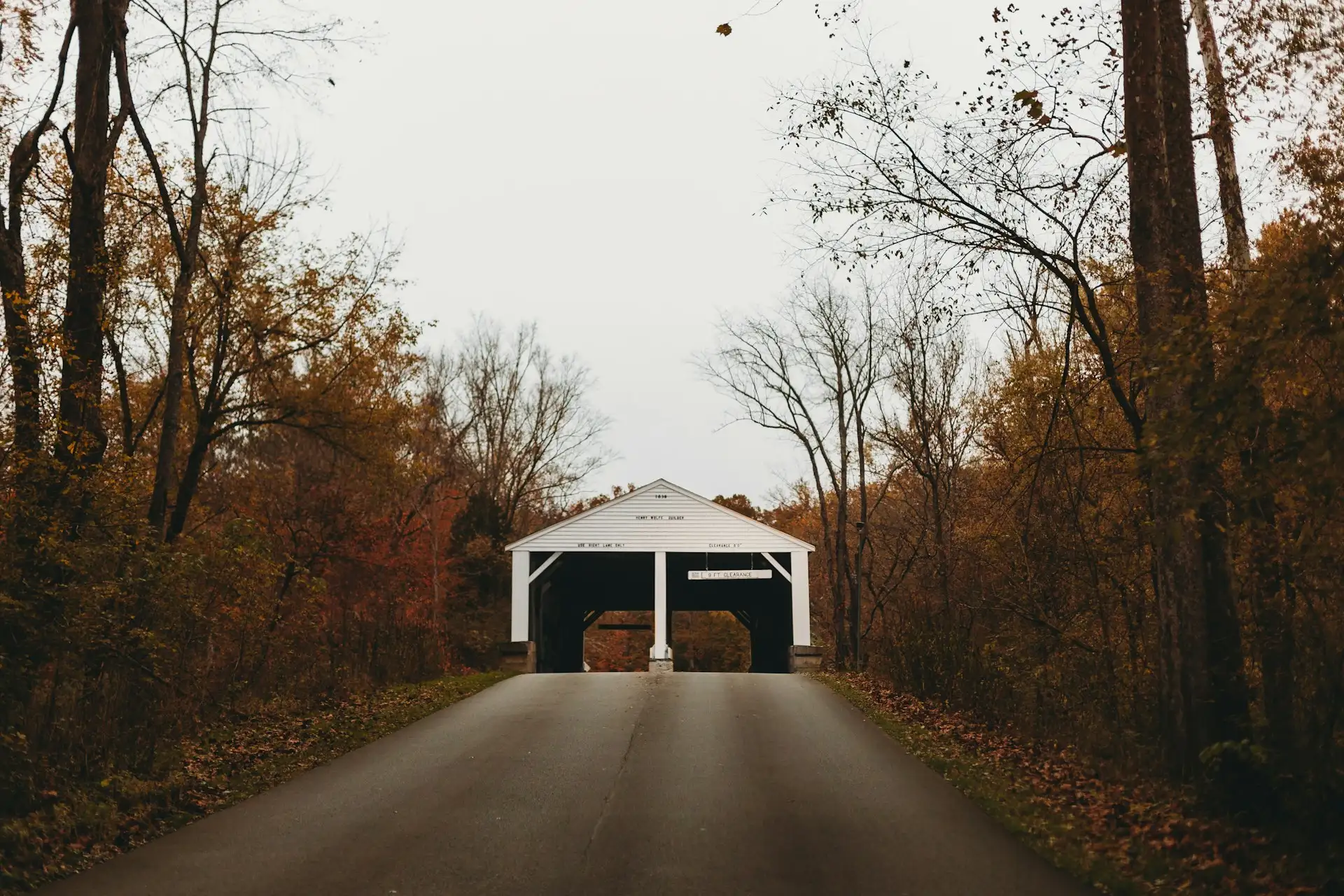 Überdachte Brücke in einem herbstlichen Wald im Brown County State Park