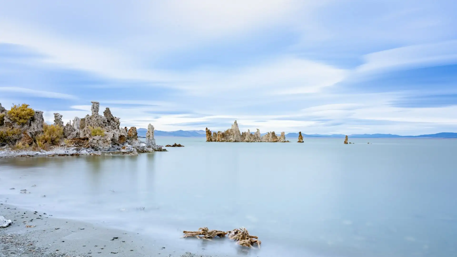 Tuffformationen und ruhige Landschaft am Mono Lake