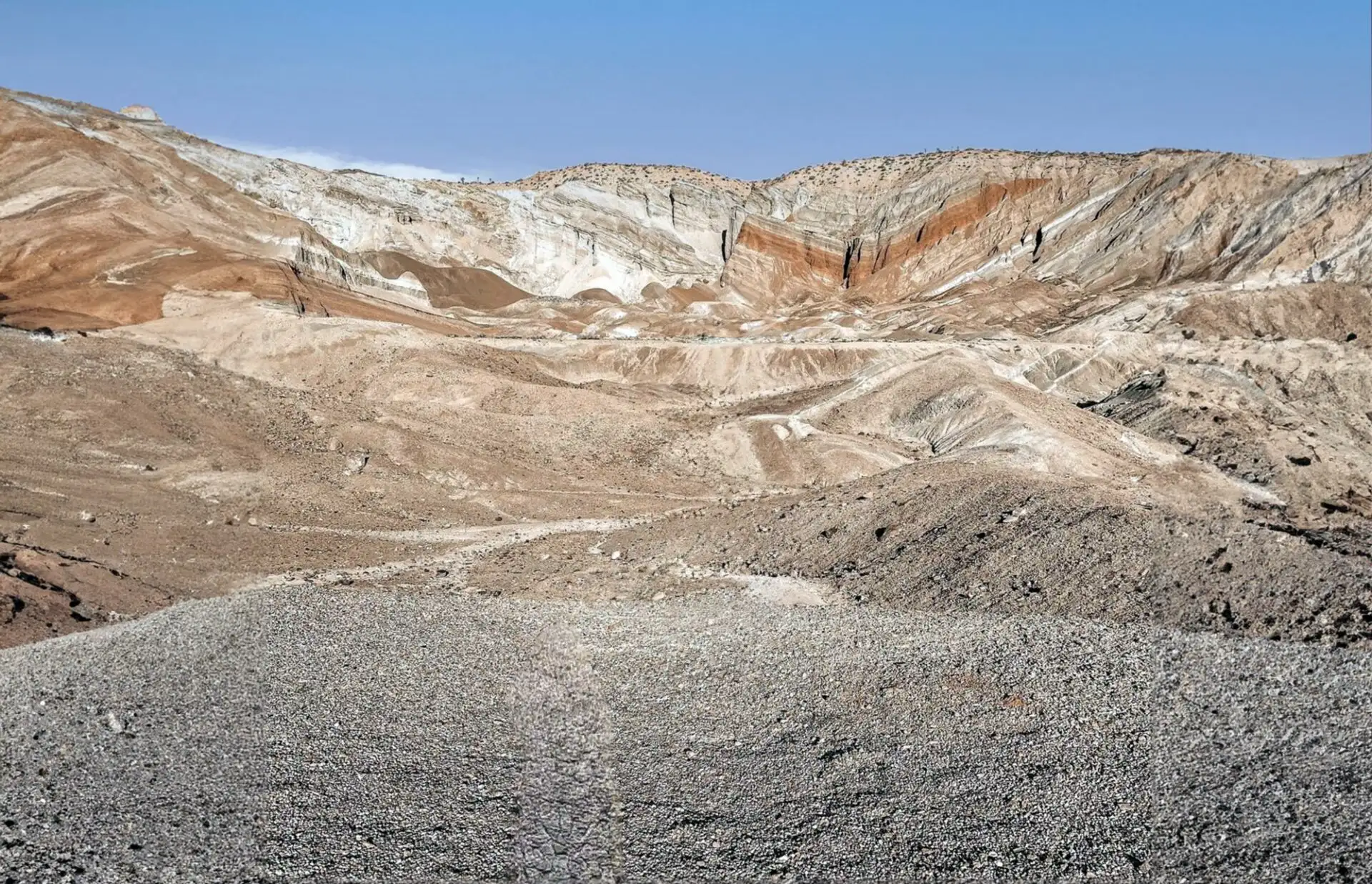 Gefaltete Gesteinsschichten im Rainbow Basin bei Barstow