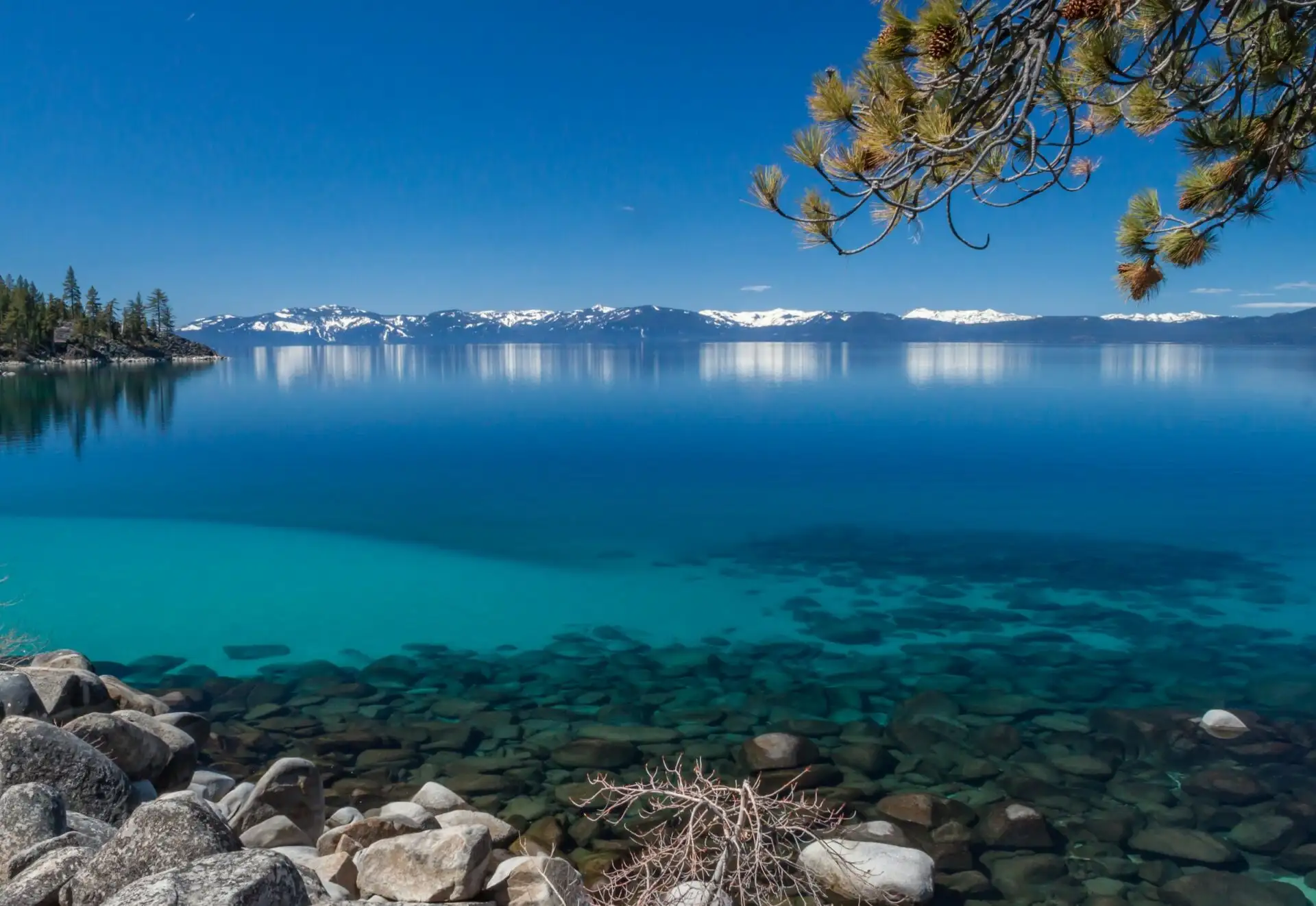 Klares Wasser am Lake Tahoe in Nevada