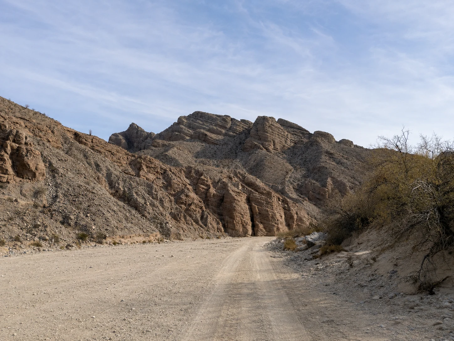 Unbefestigte Straße zwischen geschichteten Felsen im Anza-Borrego Desert State Park