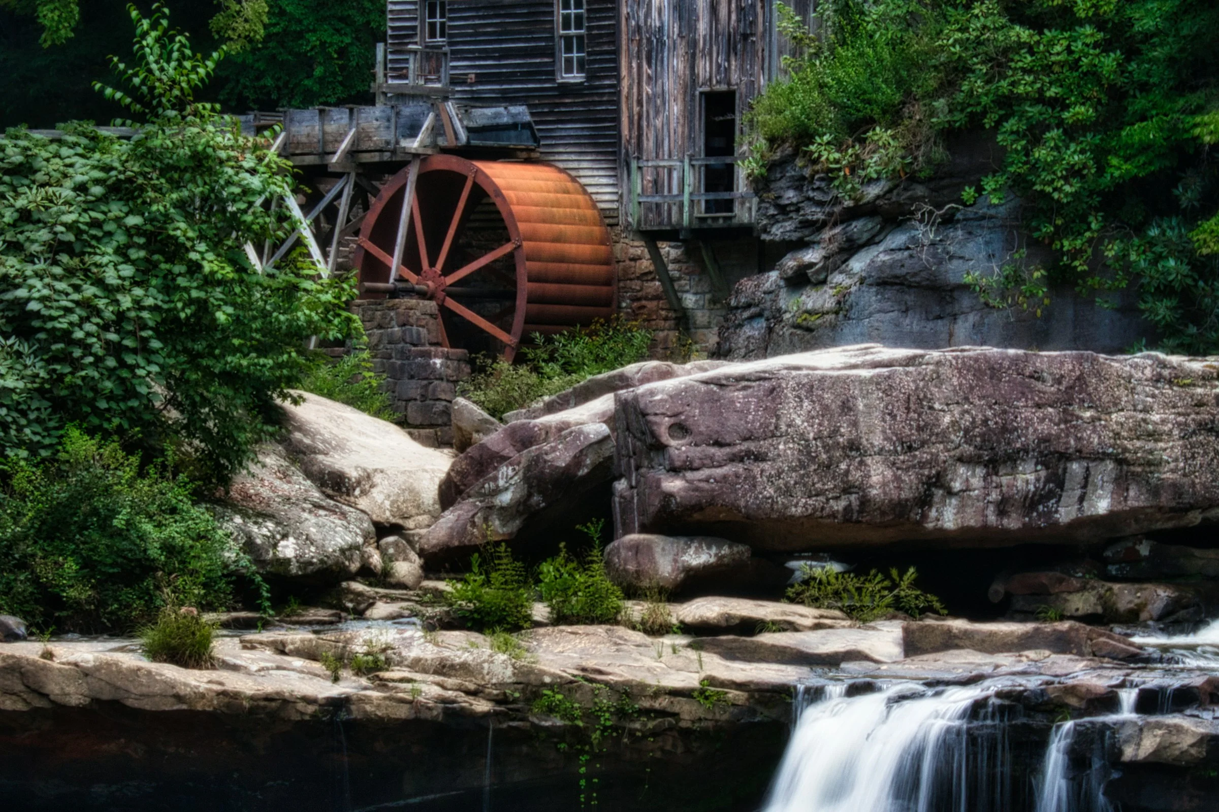 Historische Glade Creek Grist Mill mit Wasserrad und Bachkaskade im Babcock State Park