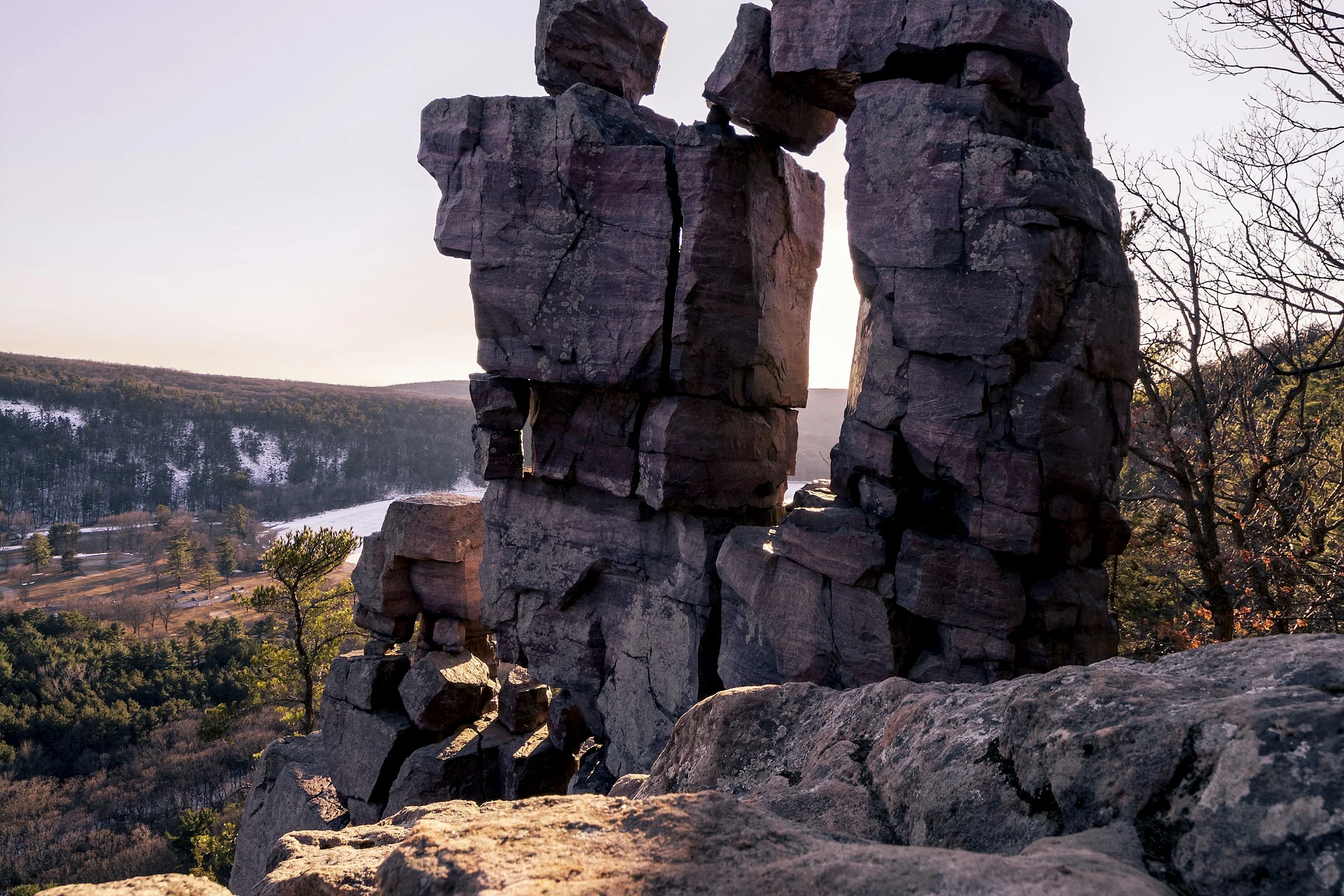 Quarzitformation Devil’s Doorway oberhalb des Devil’s Lake im Winter