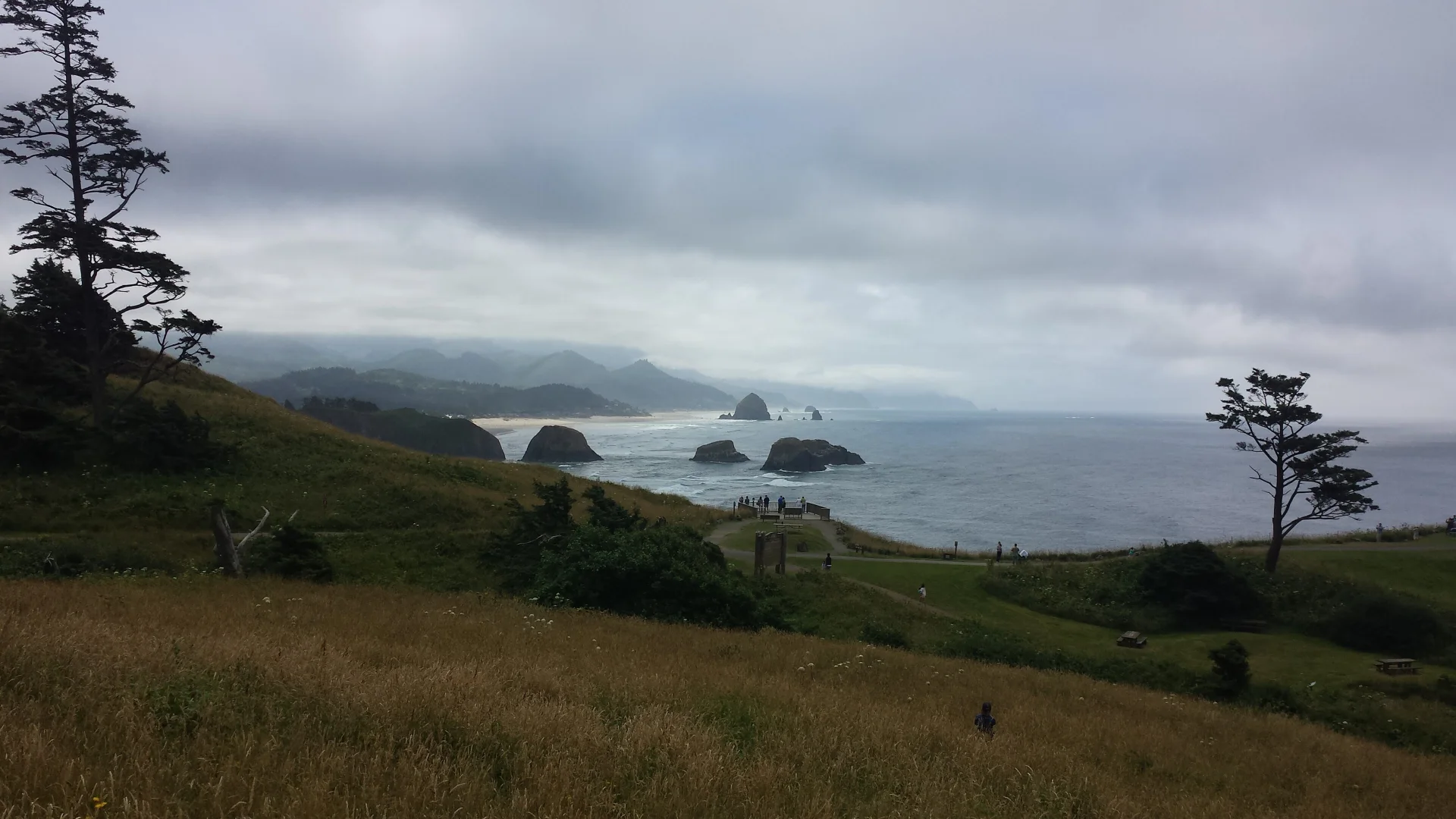 Blick vom Ecola State Park über Cannon Beach und die Felsen der Oregon Coast