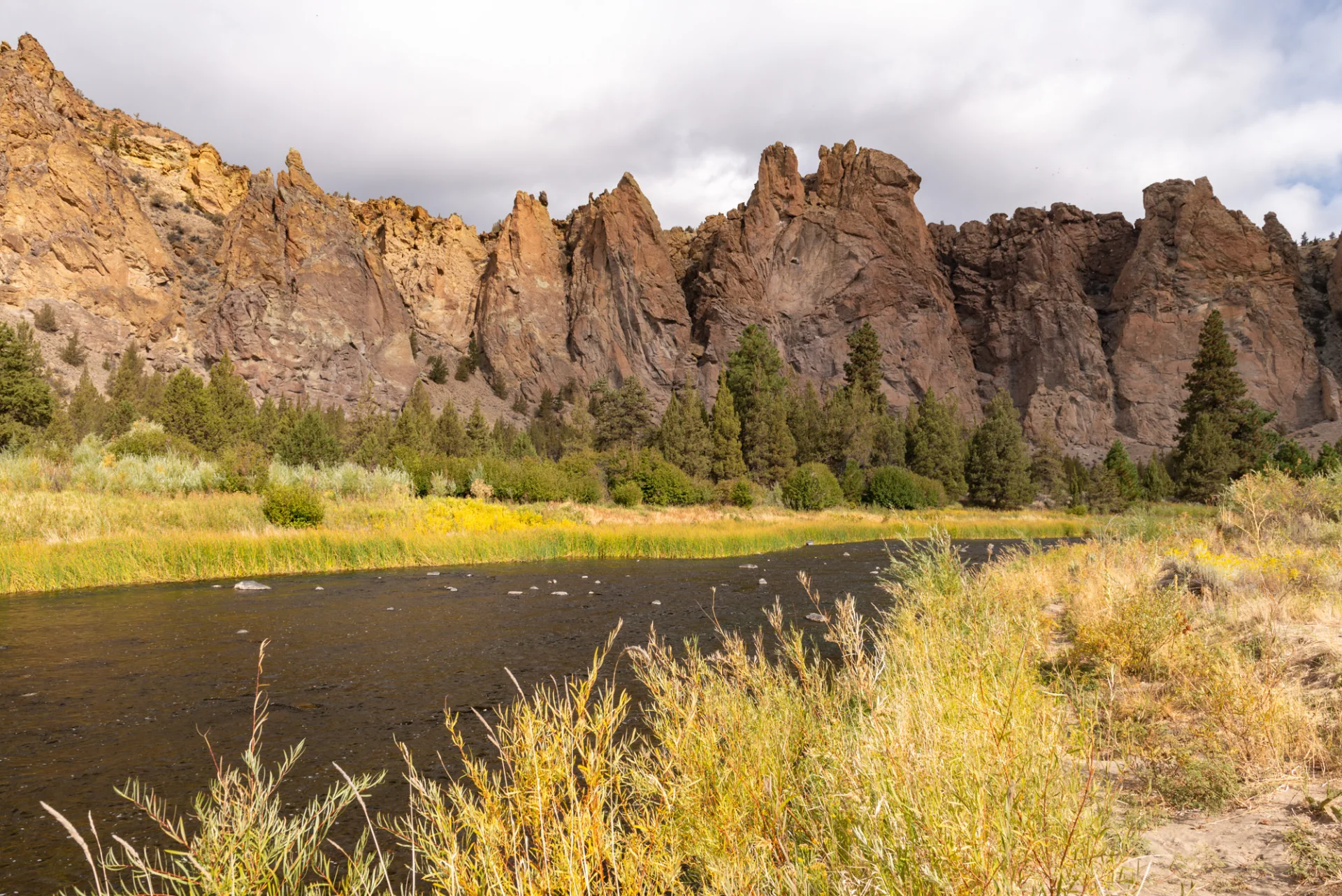 Felsformationen des Smith Rock State Park über dem Crooked River